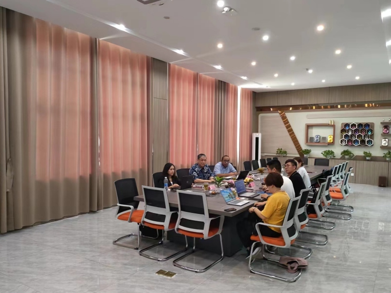 Mitra luar negeri datang mengunjungi pabrik